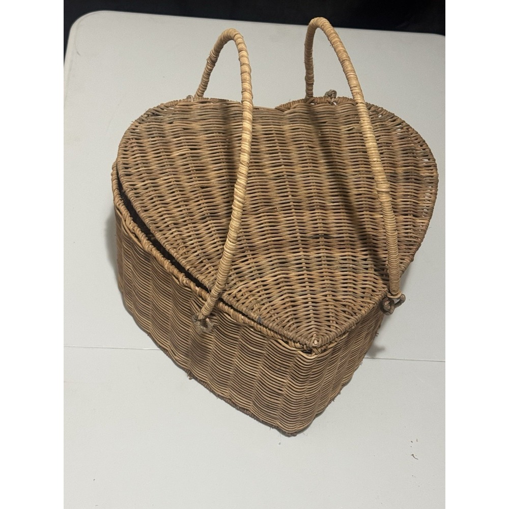 Vintage Heart Shaped Wicker Picnic Basket Lid Handles Divider Storage